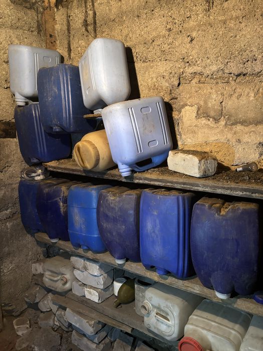 Продам канистры и бутвли стеклянные