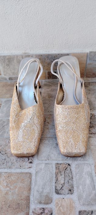 Pantofi eleganti aurii