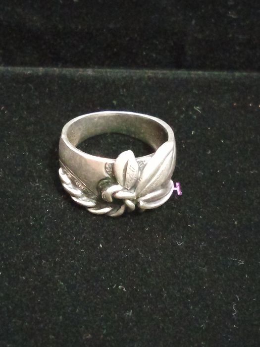 Продавам сребърни пръстени и кръстове