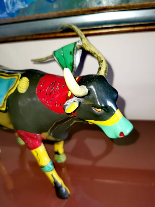 Парад на кравите CowParade Салвадор Каули крава арт фигура акрил колаж