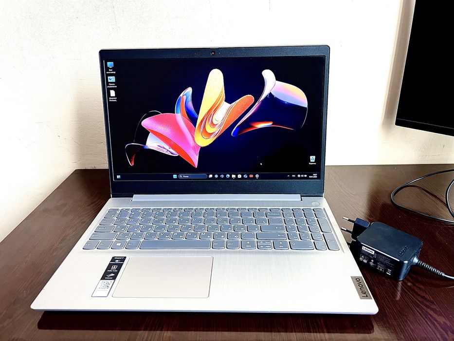 Lenovo noutbuk sotiladi