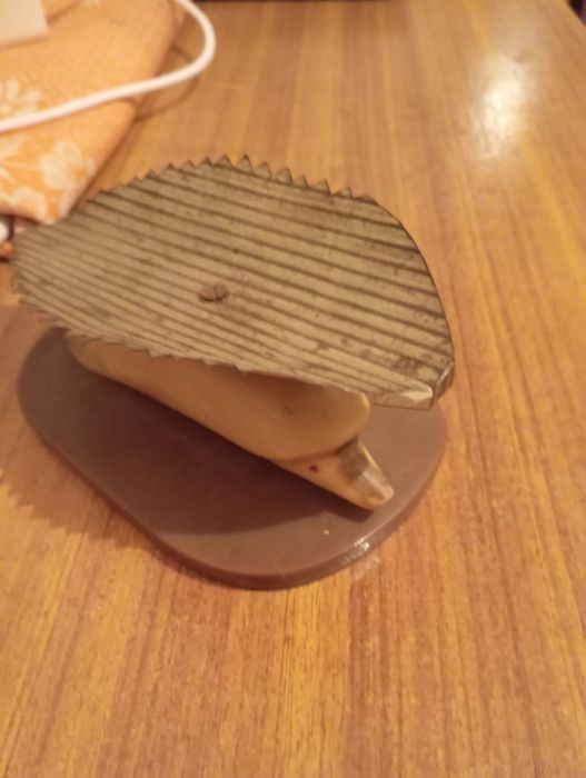 Статуэтка ёжик с листом.