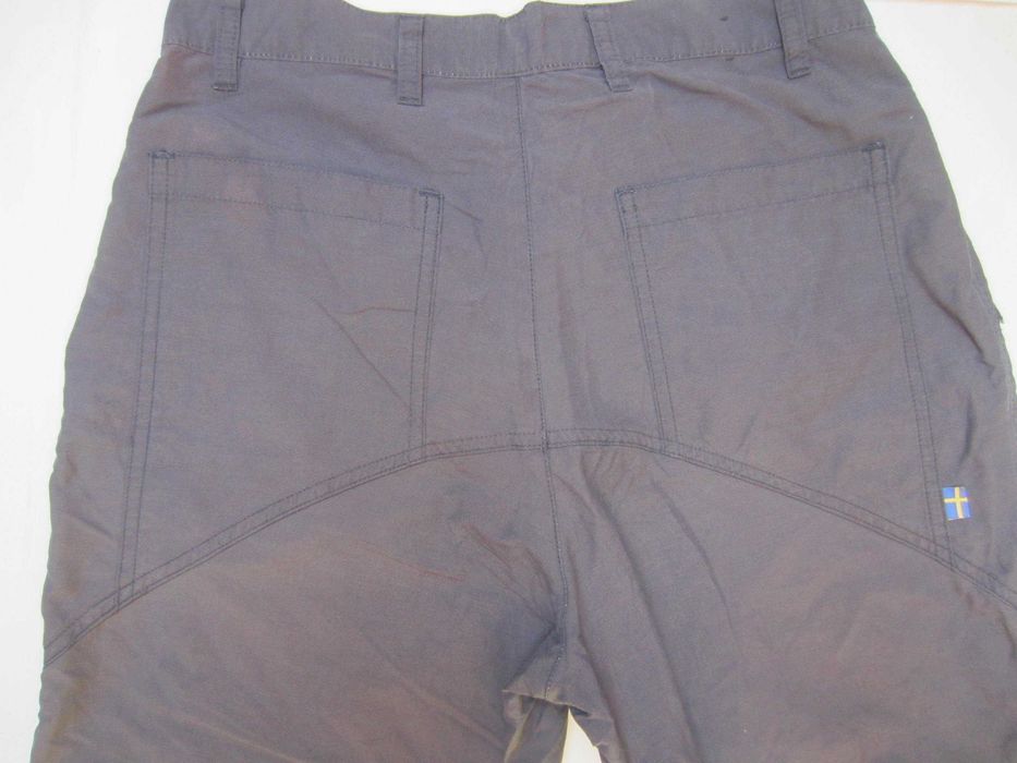 Pantalon bermude Fjall Raven, masura 38, material 73%polyamida+27%bumbac), culoare gri inchis, stare f. buna