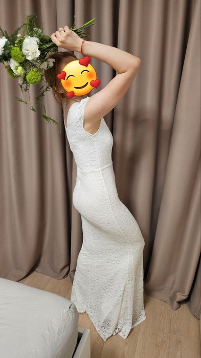 Бяла булчинска рокля по тялото, дантела