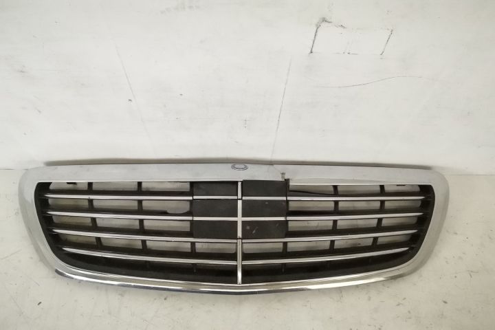 Централна решетка на радиатора с Дистроник Оригинална Мерцедес-Бенц С-