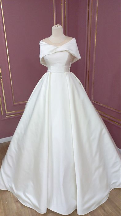 Bir marta, faqat to‘yda kiyilgan.

Zamonaviy dizayndagi nafis kòyla