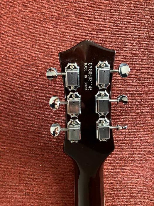 Продава Ел.китара Gretsch.С твърд калъф .