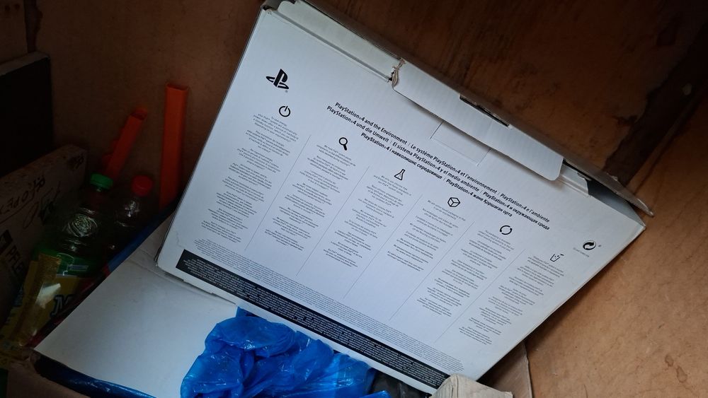 SONY Pleystation 4 PRO 1TB. 2 джостик 3 диска