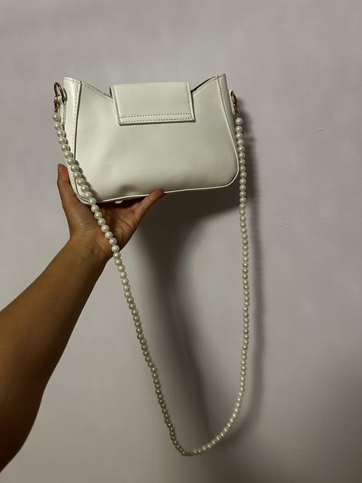 Бяла дамска чантичка