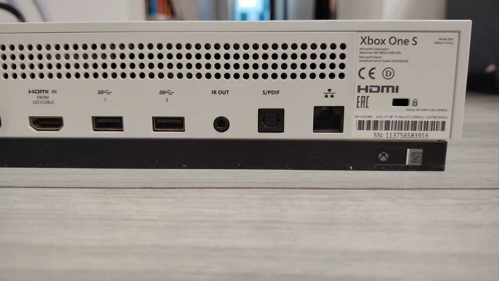 Xbox One S 1TB + 2 controllere + stație încărcare FroggieX