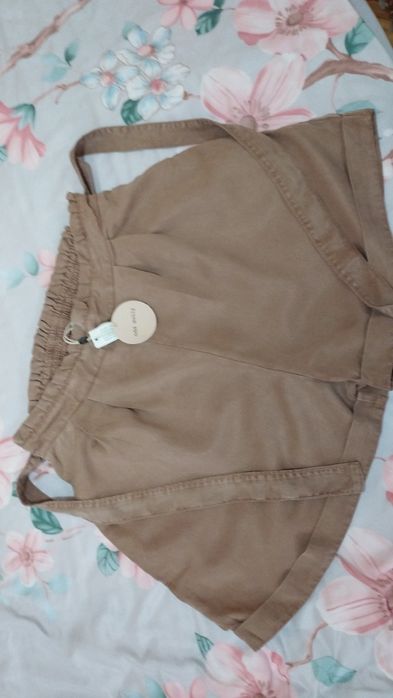 Дамски къси панталони с колан.