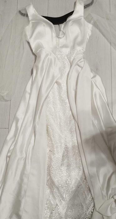 Роклите са носени по няколко часа