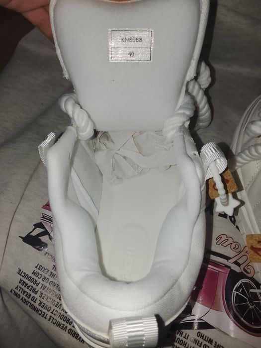 Новые, модные, дутые кроссовки для девушек и парней.