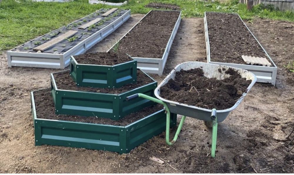 Клумба трехярусная