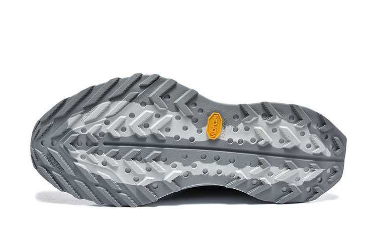 Продавам нови мъжки маратонки с кутия Nike ACG Ultrafly Trail grey / white