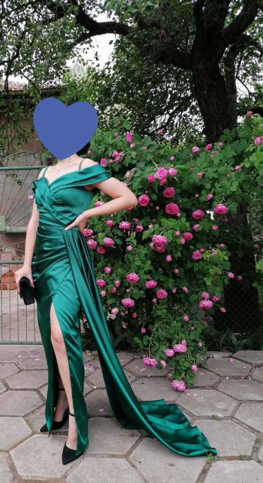 Зелена сатенена бална рокля