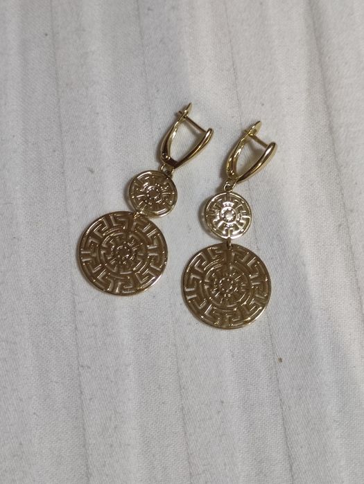 Vând cercei de aur  au 3  grame predare personala doar in București