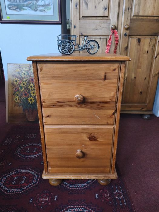 Noptieră din lemn de pin cu 2 sertare