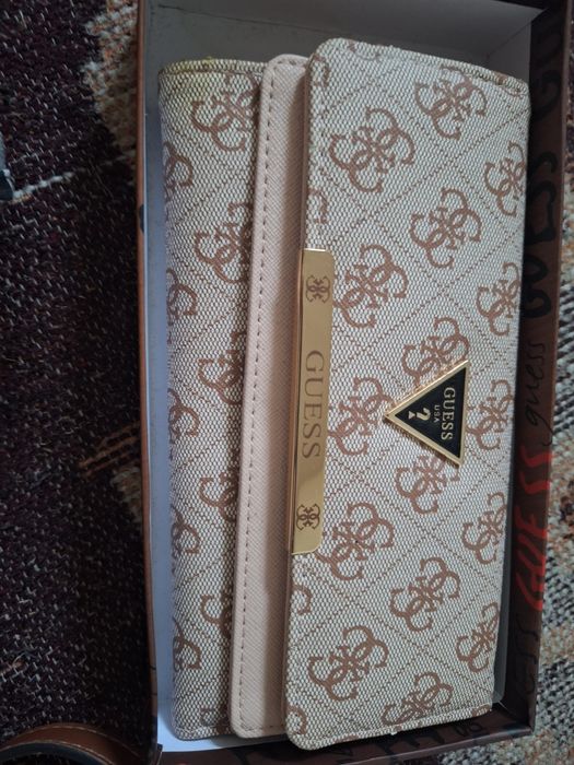 Portofel GUESS . Este nou culoarea este roz