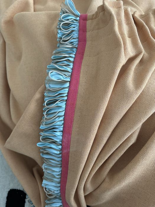 Две шторы и скатерть