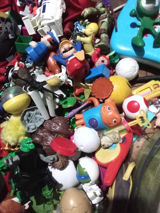 Цял лот от фигурки