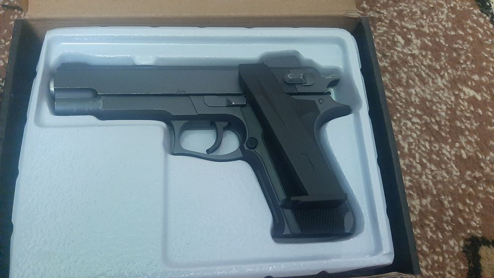 металлический пистолет