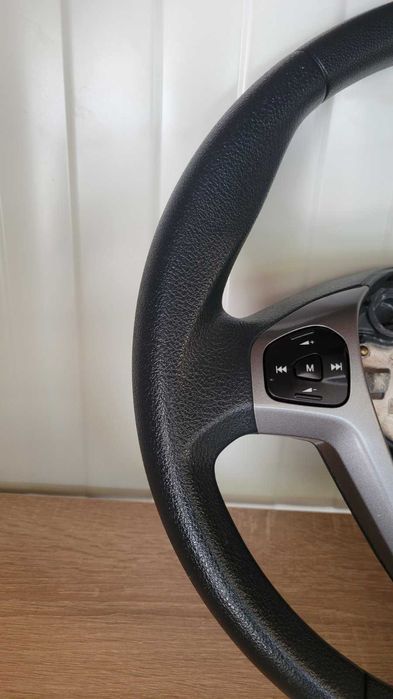 Продавам много запазен волан за Ford Fiesta MK7 2008 - 2017