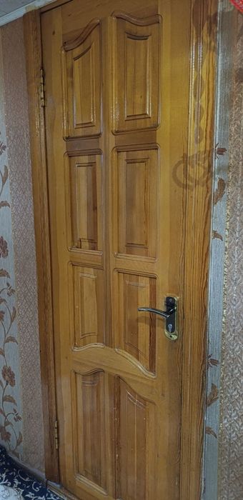 Продаю качественную дверь из натурального дерева