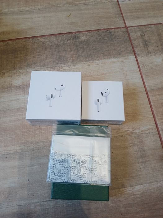 Airpods Pro 2 și airpods 4 plus un cardholder goyard