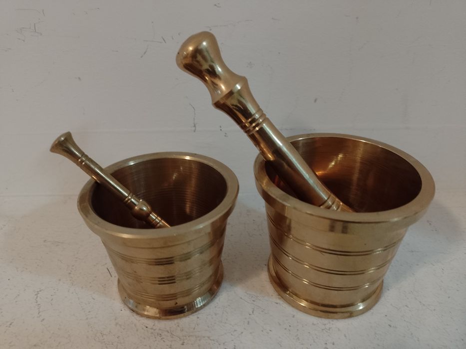 Set deosebit de 2 mojare din bronz ,piese cu o lucrătură de o foarte m