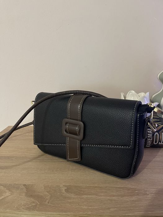 Малка чанта с къса дръжка