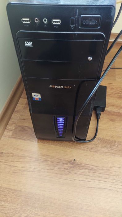 Продавам десктоп компютър с 19 инчов монитор и 2 стари лаптопа.