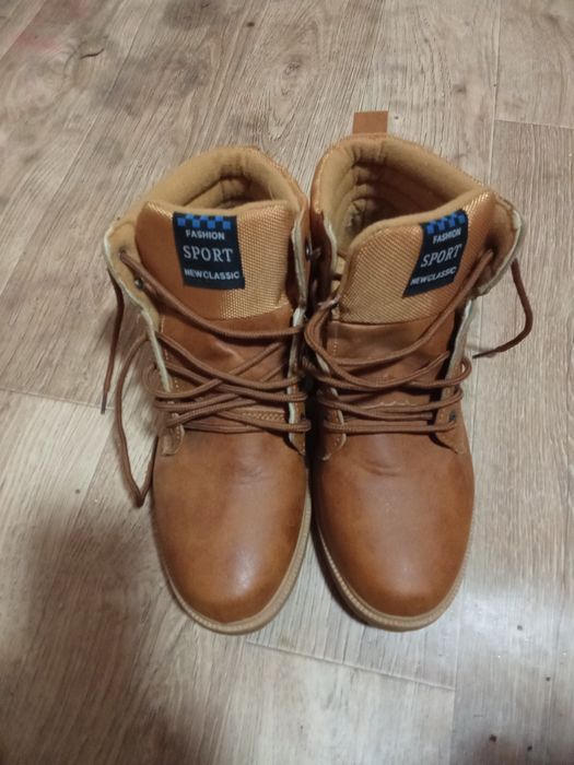 Продам новые женские ботинки