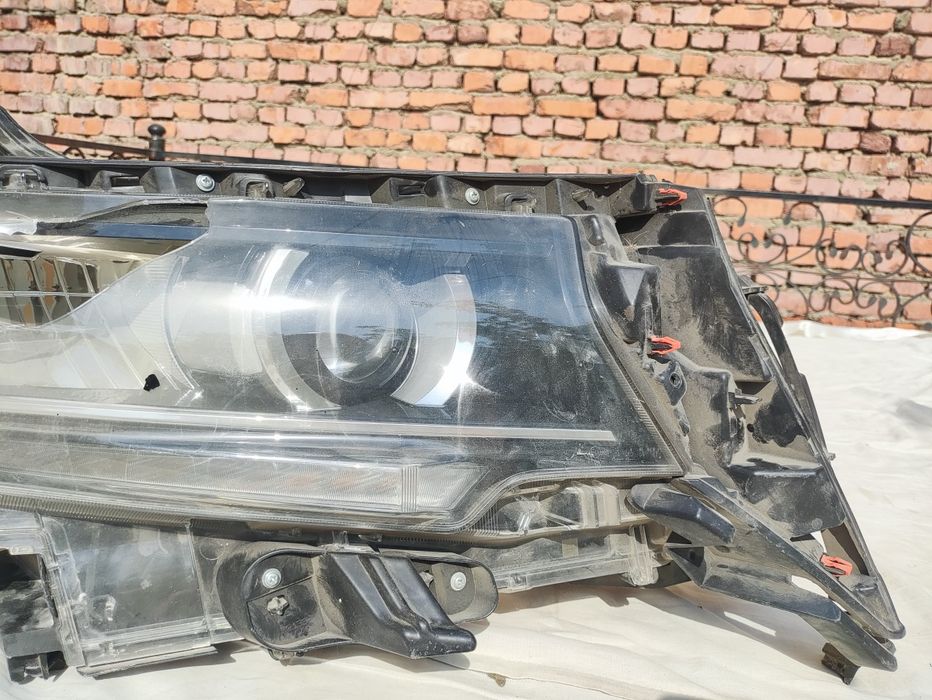 TOYOTA LAND CRUISER PRADO 150 передний фари запчаст или востоновленый