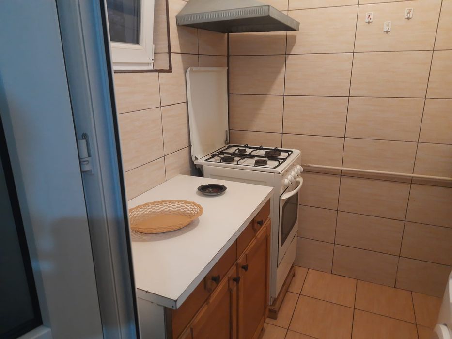 Închiriez apartament, garsoniera.