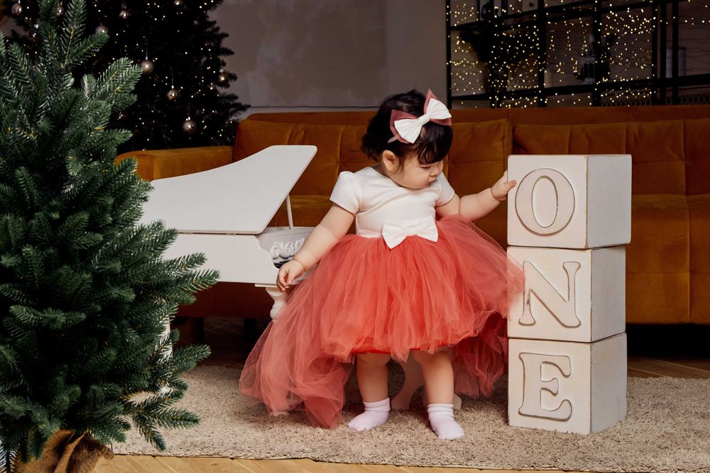 Продам платье со шлейфом для девочки 80р