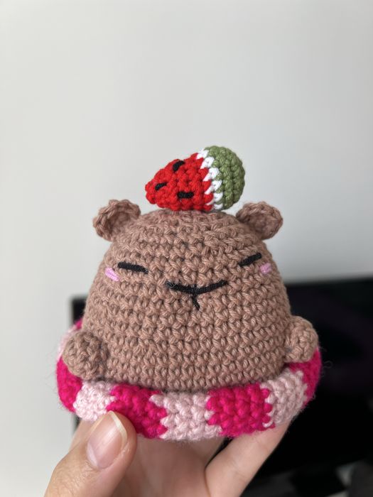 Capybara pregatita de petrecere la piscina, crosetat manual amigurumi - cadou handmade