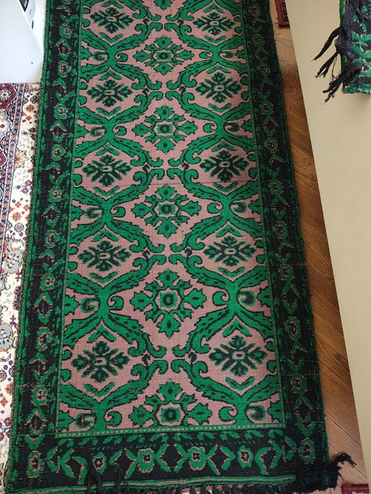 Вълнени пътеки за спалня и килим