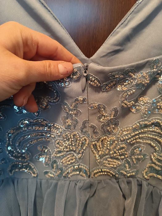 Продавам рокля с мъниста.