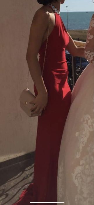 Красное вечернее платье