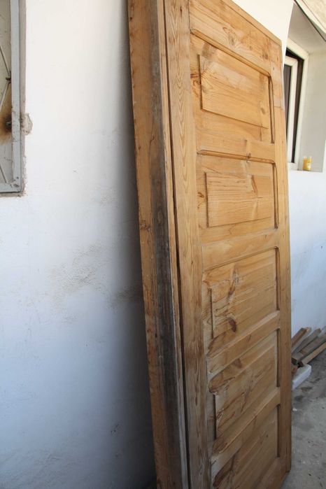 Дверь деревянная с рамой