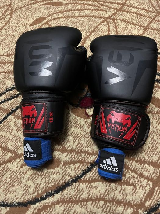 Продам боксерские перчатки  за 16 тыс есть торг
