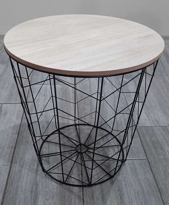 малка маса с дървен плот