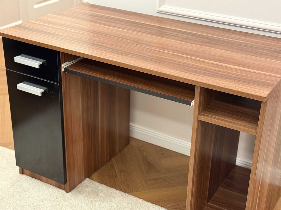 Birou cu sertar și rafturi