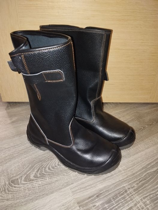 Продам новые Сапоги