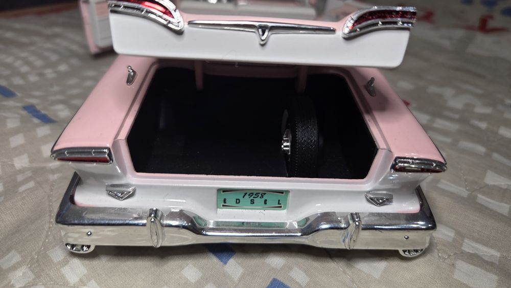 Колекционерски модел Edsel кабриолет в мащаб 1:18