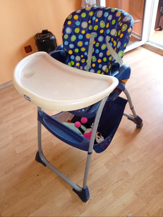 Vând două trotinete o măsuță de copii și un cărucior