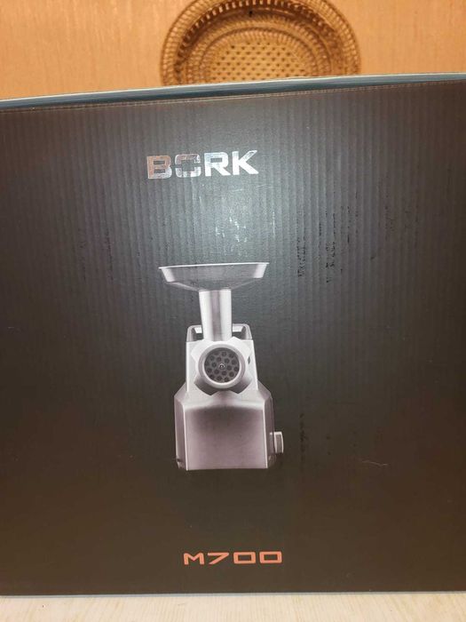 Продам электромясорубку Bork М700