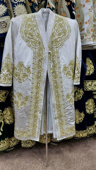 Золотошвейные чапаны (Зар чопонлар)