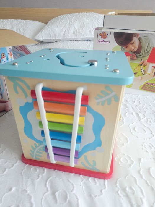 Интерактивен куб на марката Hape – модел Nature Exploration Play Cube